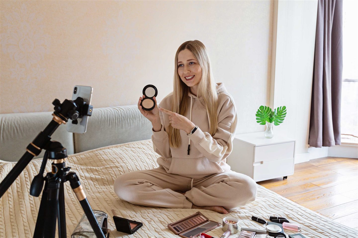 Creadora de contenido durante la planeación de una campaña de influencer marketing