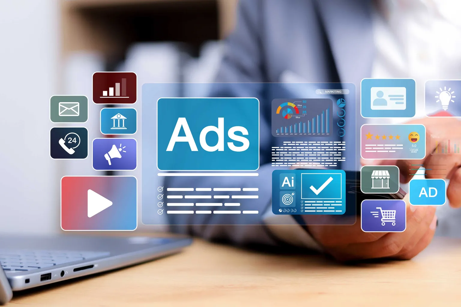 Persona frente a una laptop con iconos de anuncios, video, correo y compras que representan distintos canales de marketing
